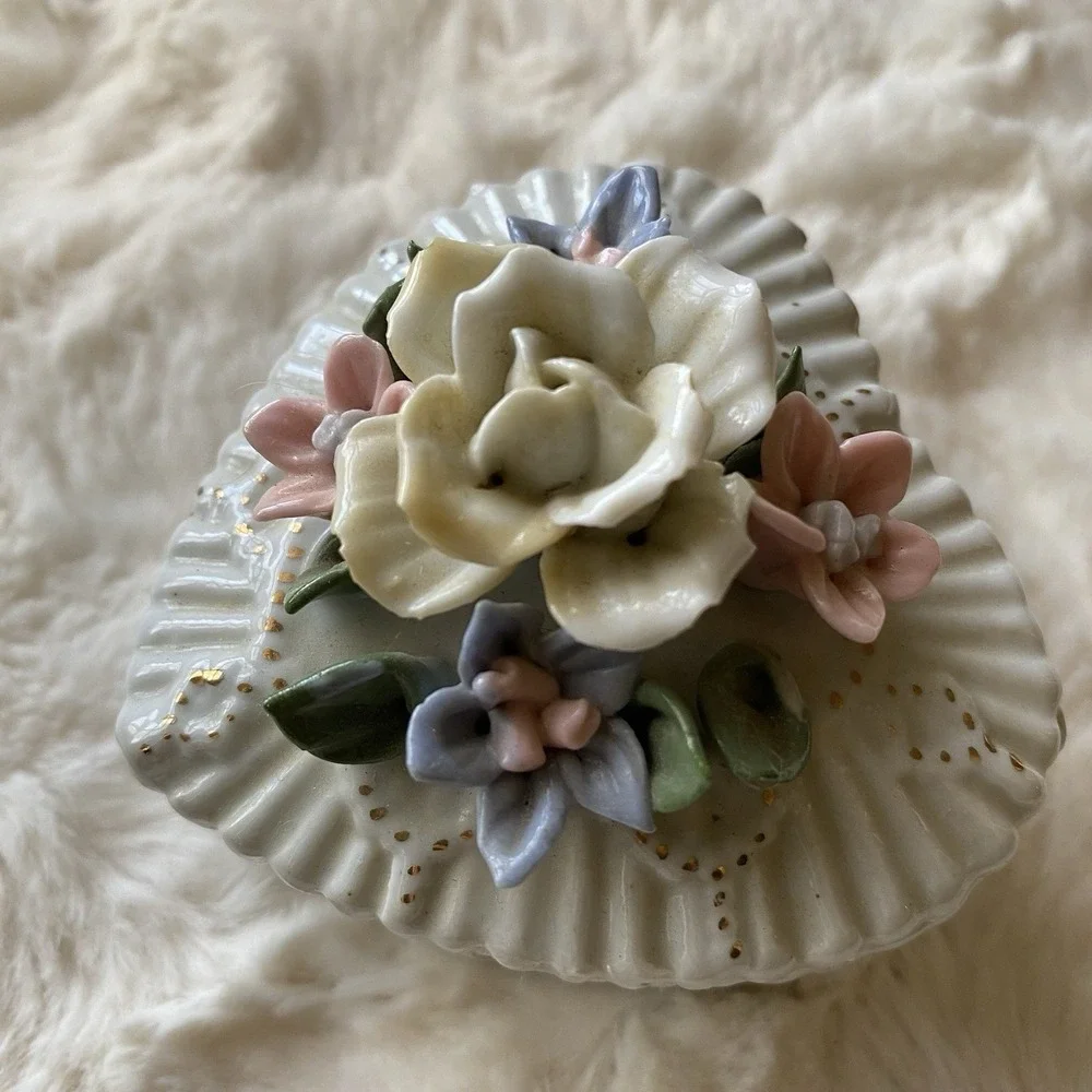 Vintage Heart Shaped Trinket Jewelry Box‎ Ceramic 3D Flowers on Lid 3